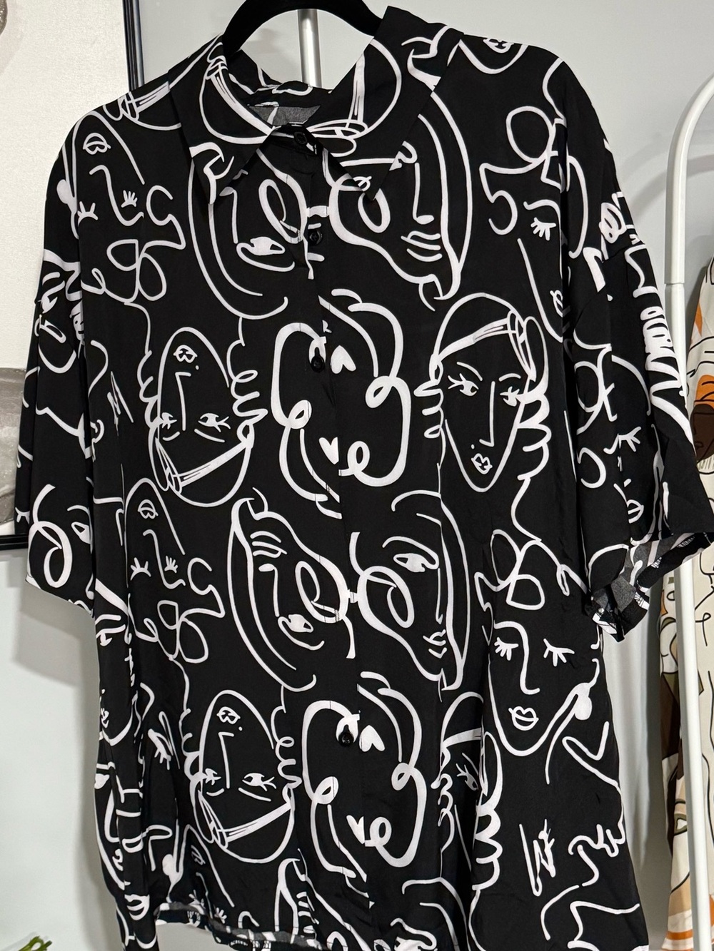Abstract Face Print Short Sleeve Blouse in Black and White